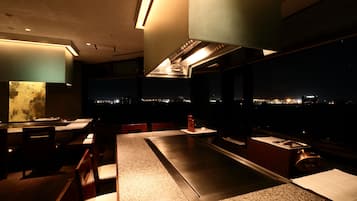 2 restaurants, dinner served