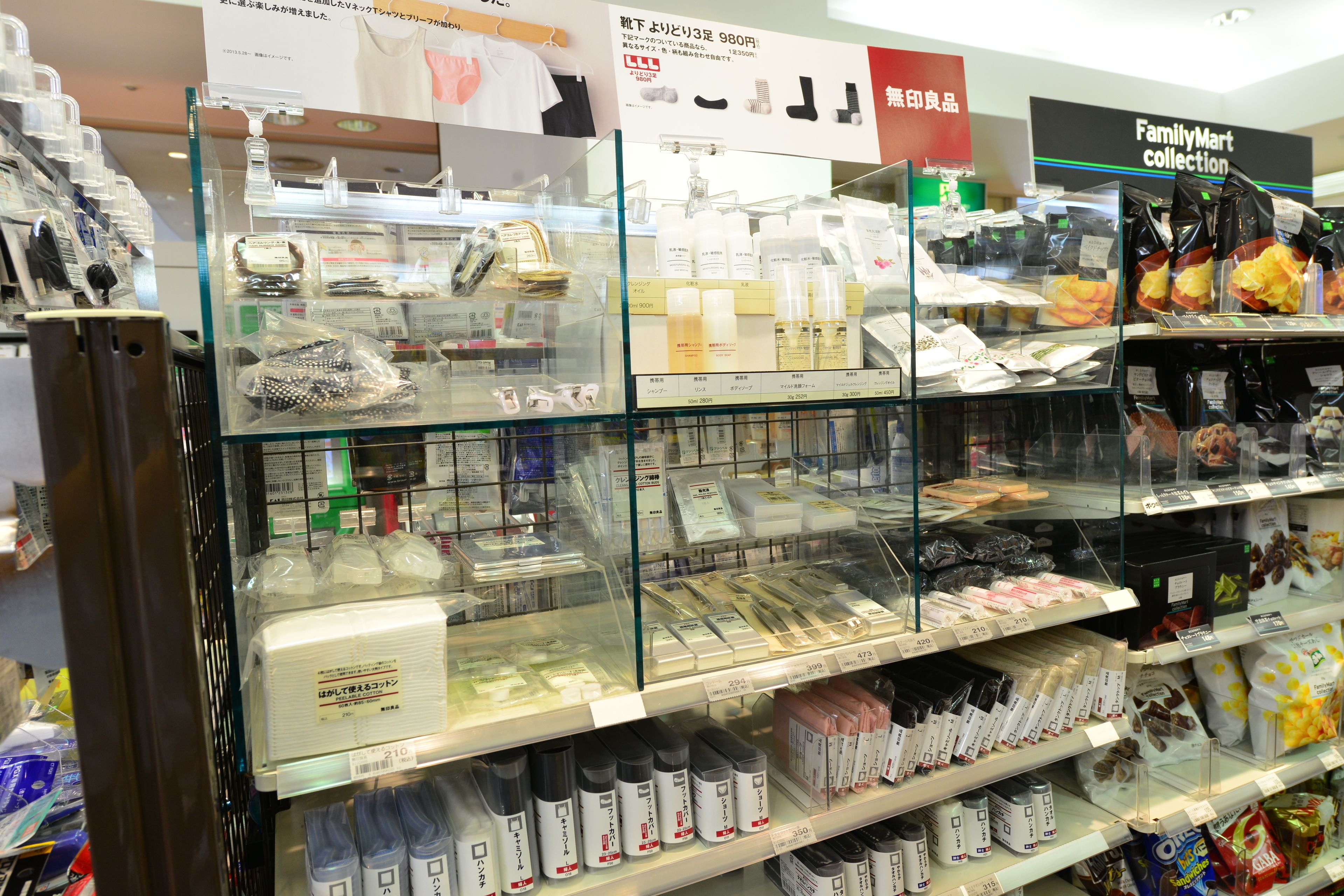 Una tienda con estantes llenos de diversos productos, entre ellos artículos de cuidado personal y productos para el hogar.