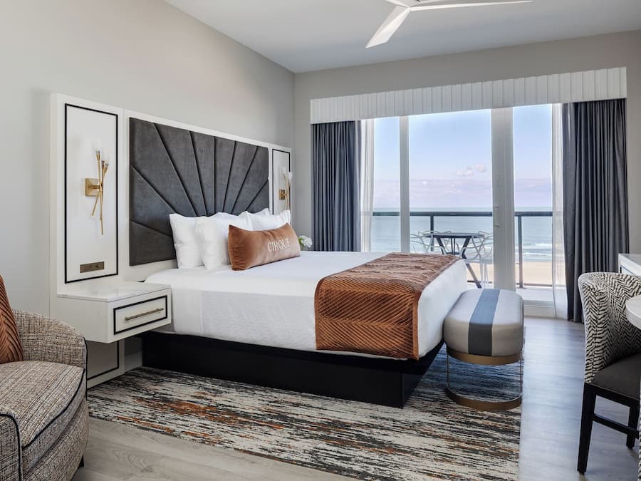 Premium bedding, in-room safe, desk, laptop workspace