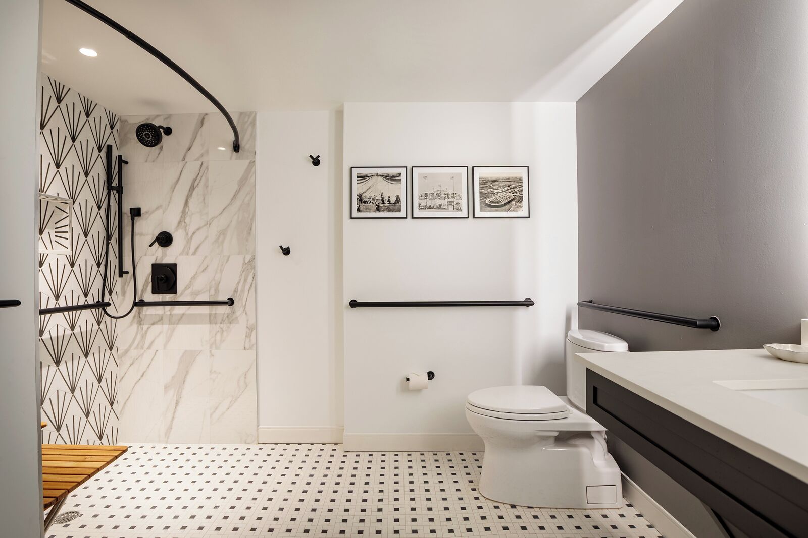 combined shower/bathtub, hair dryer, towels