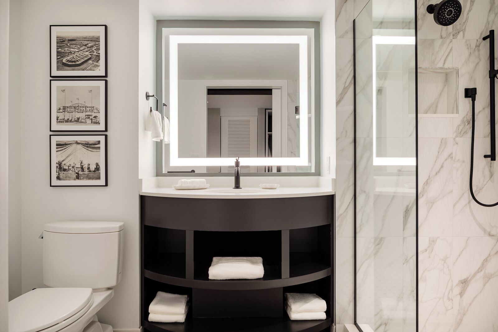 combined shower/bathtub, hair dryer, towels