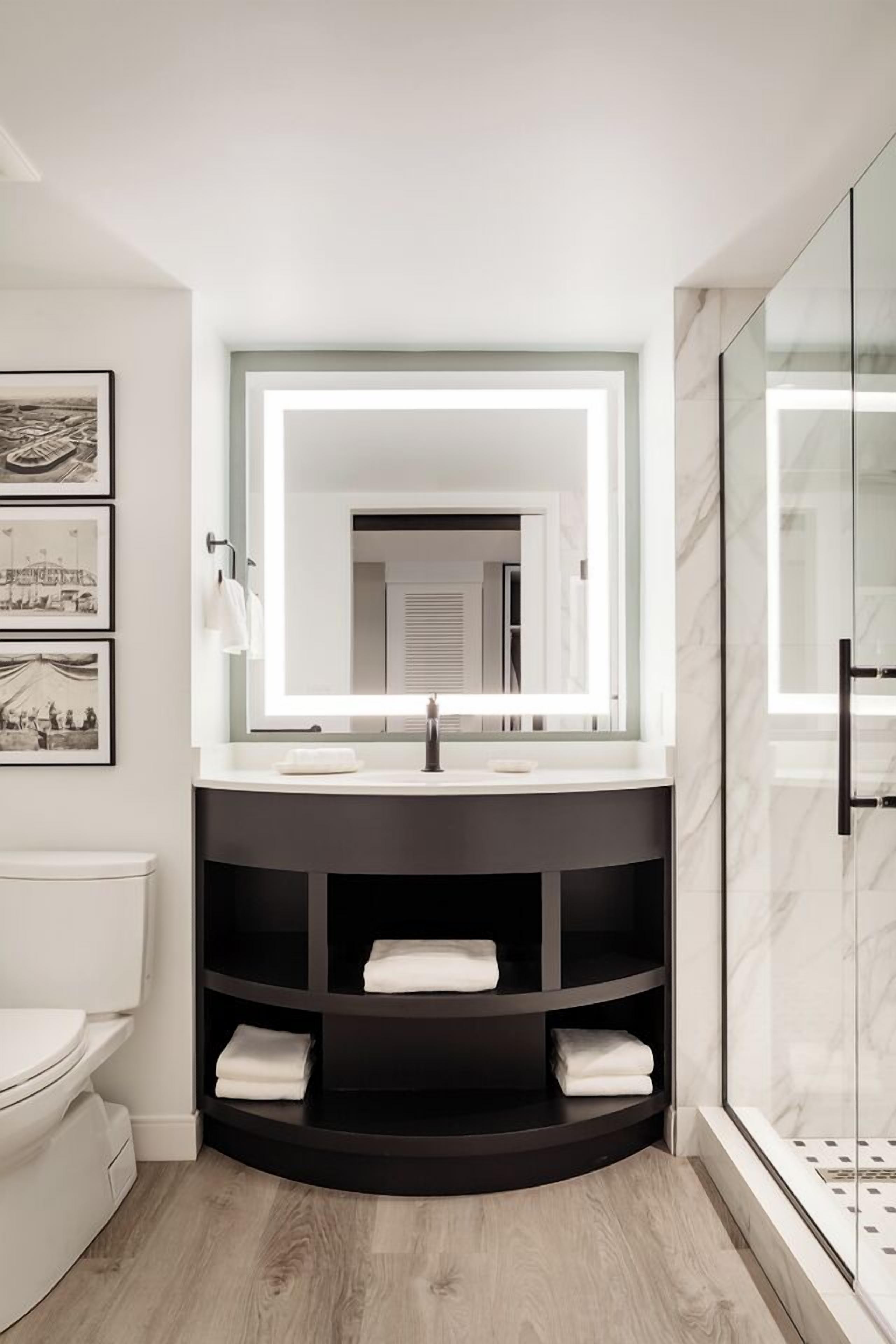 combined shower/bathtub, hair dryer, towels