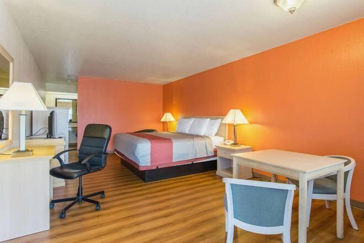 Free cots/infant beds, rollaway beds, free WiFi, bed sheets