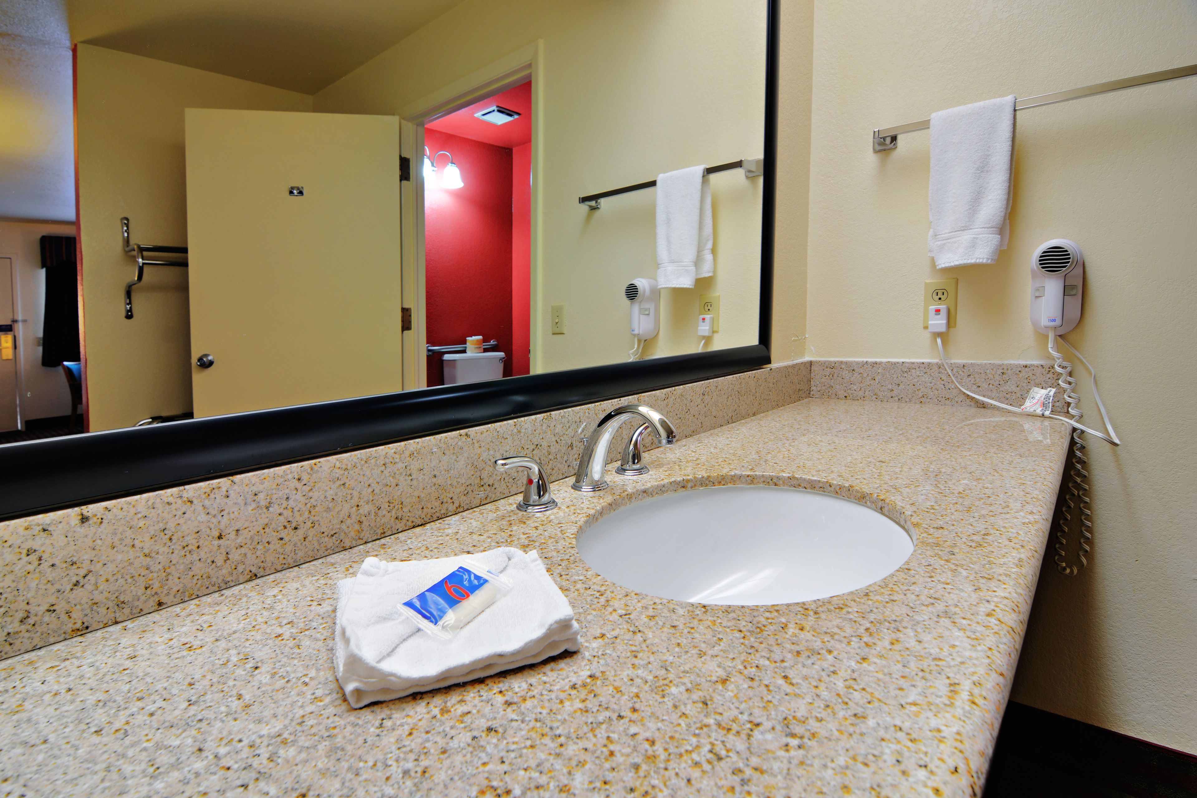 Combined shower/tub, towels