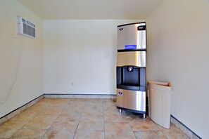 Vending machine - Motel 6 Lordsburg, NM (Lordsburg)