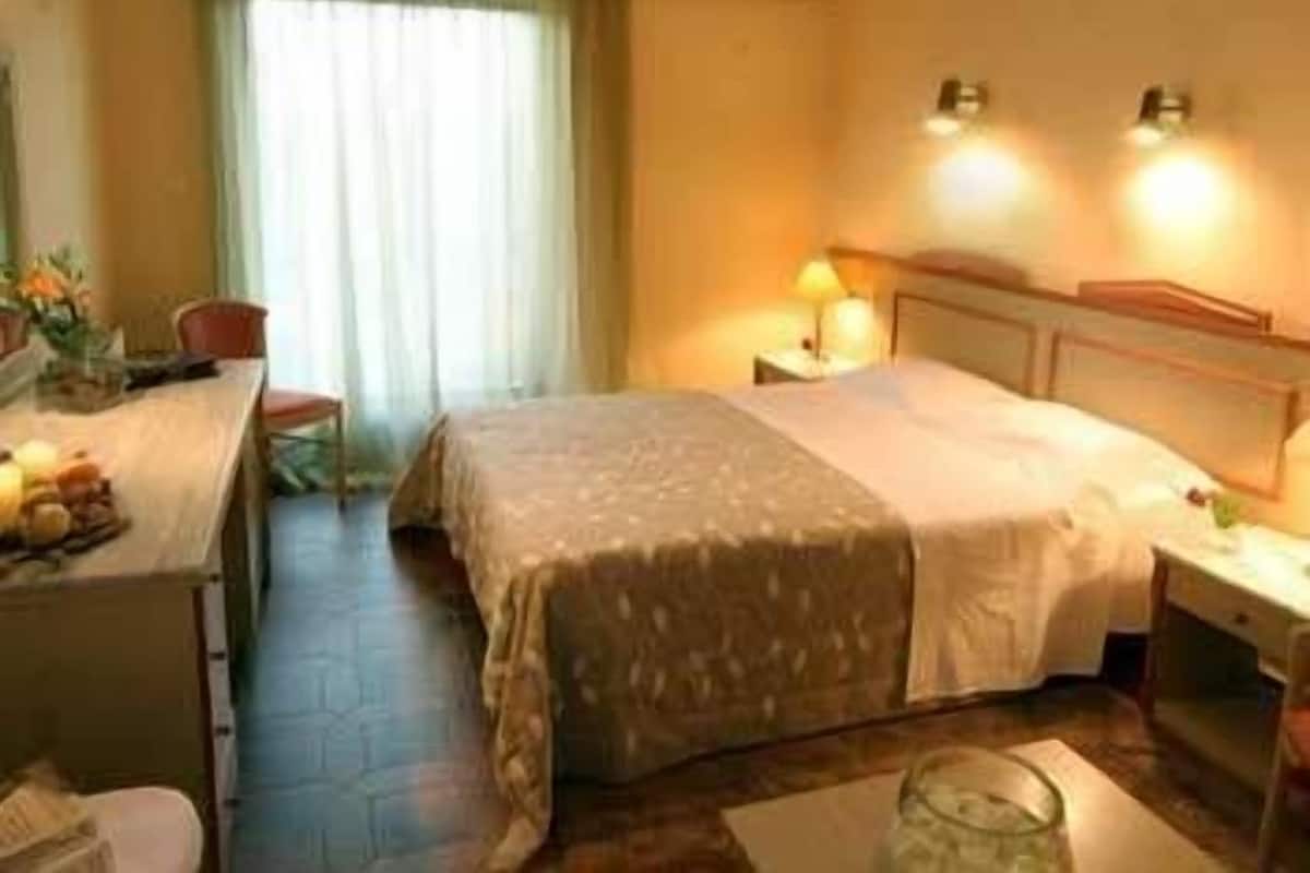 In-room safe, desk, free WiFi