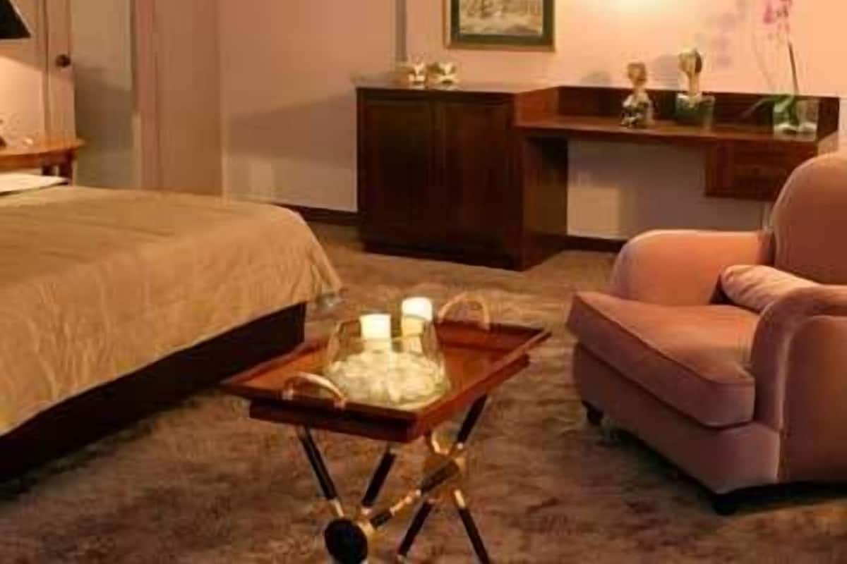 Suite | In-room safe, desk, free WiFi