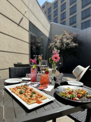 Petit déjeuner, déjeuner et dîner servis sur place