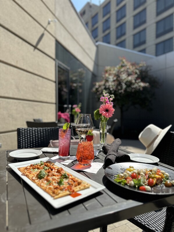 Se sirven desayunos, comidas, cenas y cocina americana