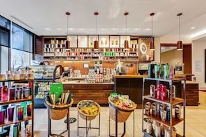 Se sirven desayunos, comidas, cenas y cocina americana