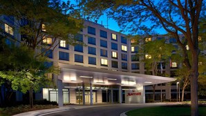 Un hôtel Marriott au design moderne, doté d’une entrée couverte et de plusieurs étages.