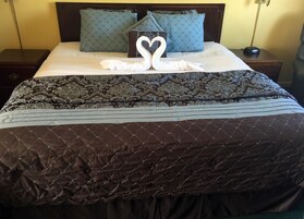 Escritorio, tabla de planchar con plancha y camas plegables/adicionales 