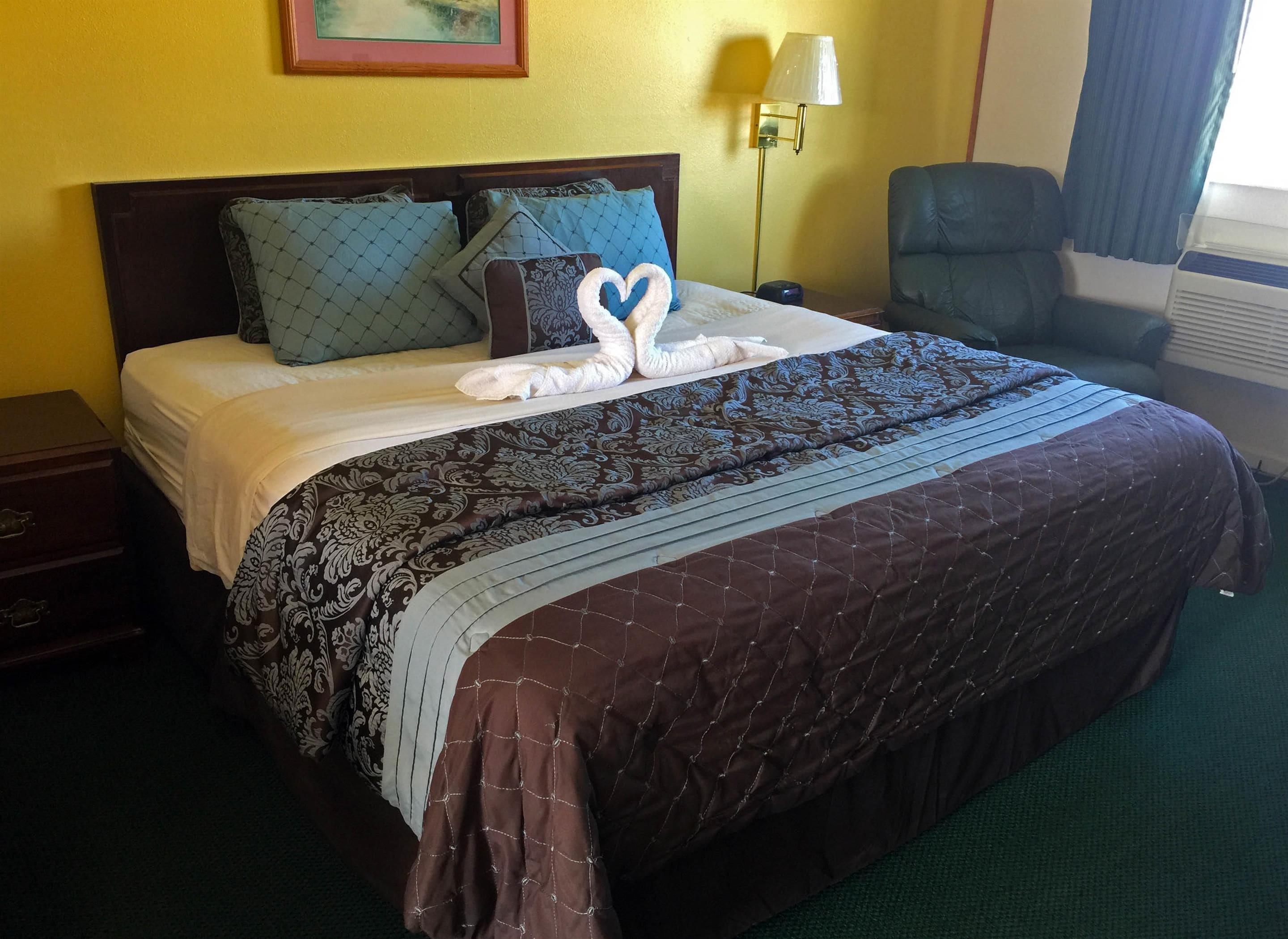 Desk, iron/ironing board, rollaway beds, Internet