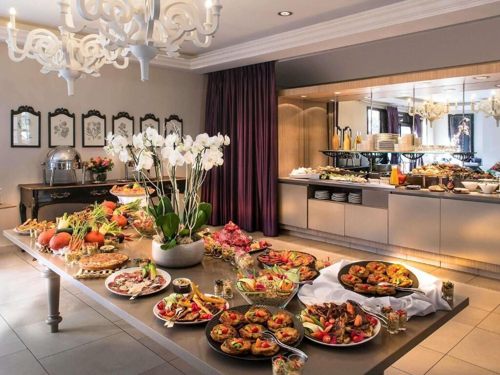 Daily cooked-to-order breakfast (EUR 27 per person)