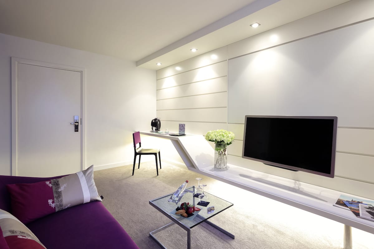 Junior-Suite, 1 King-Bett, Poolblick | Wohnzimmer | 32-Zoll-LCD-Fernseher mit Satellitenempfang, Fernseher