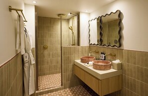 Suite Junior, vue piscine | Équipements de salle de bain