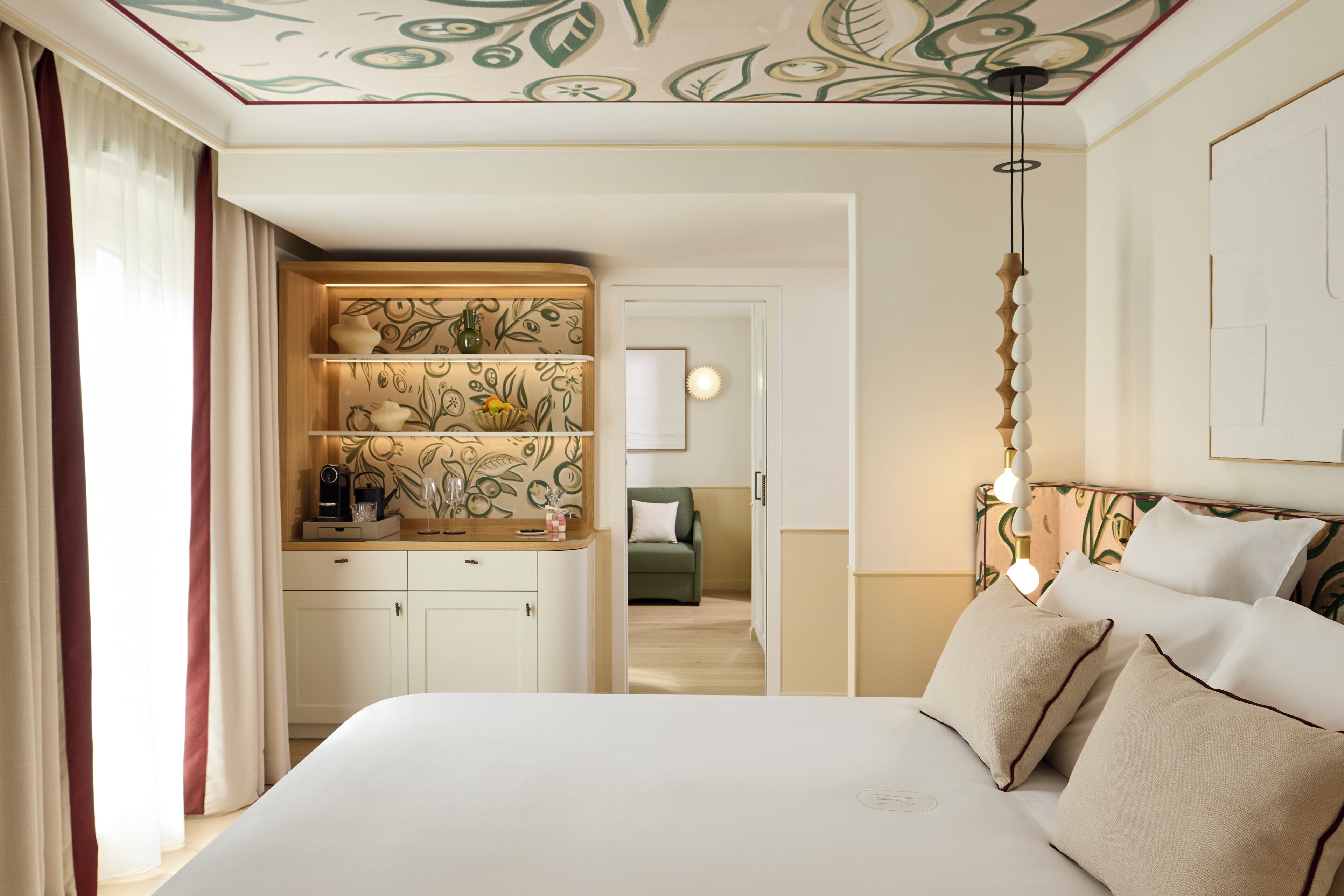 Suite | Luxe beddengoed, een minibar, een kluis op de kamer