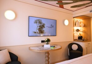 Luxe beddengoed, een minibar, een kluis op de kamer