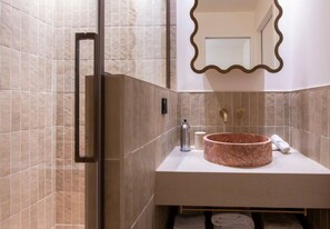 Articles de toilette écologiques, sèche-cheveux, peignoirs, chaussons