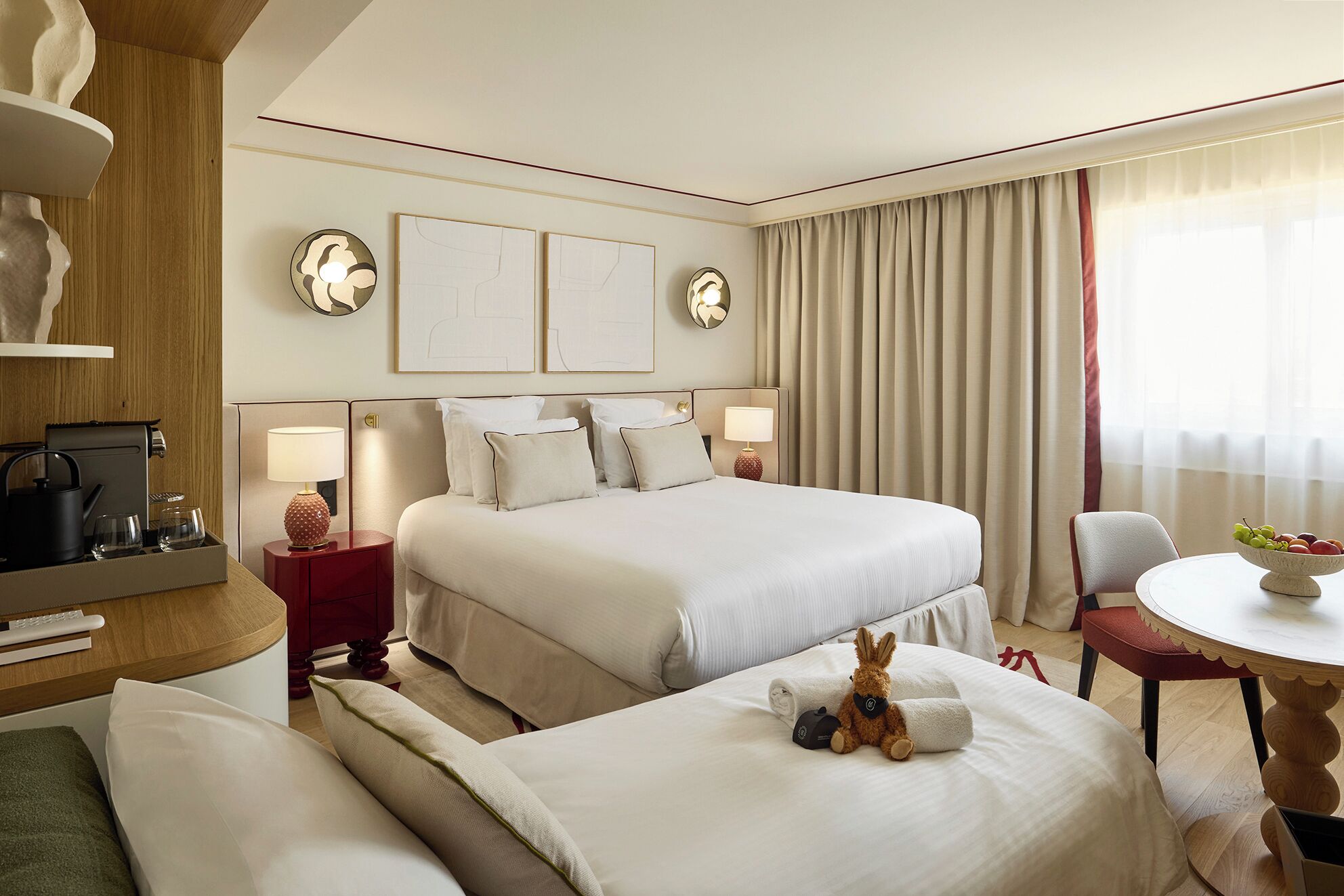 Chambre Deluxe, 1 très grand lit et 1 canapé-lit, vue piscine