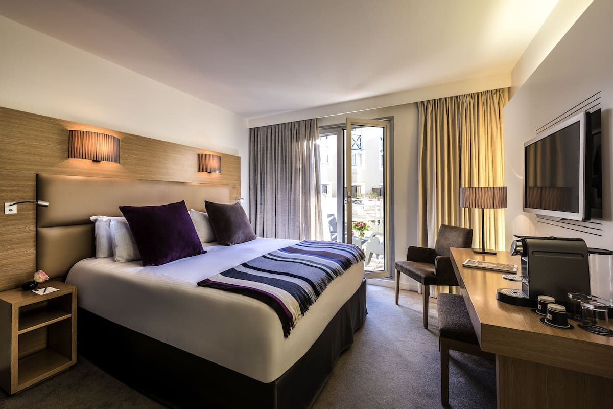 Hochwertige Bettwaren, Minibar, Zimmersafe, individuell dekoriert