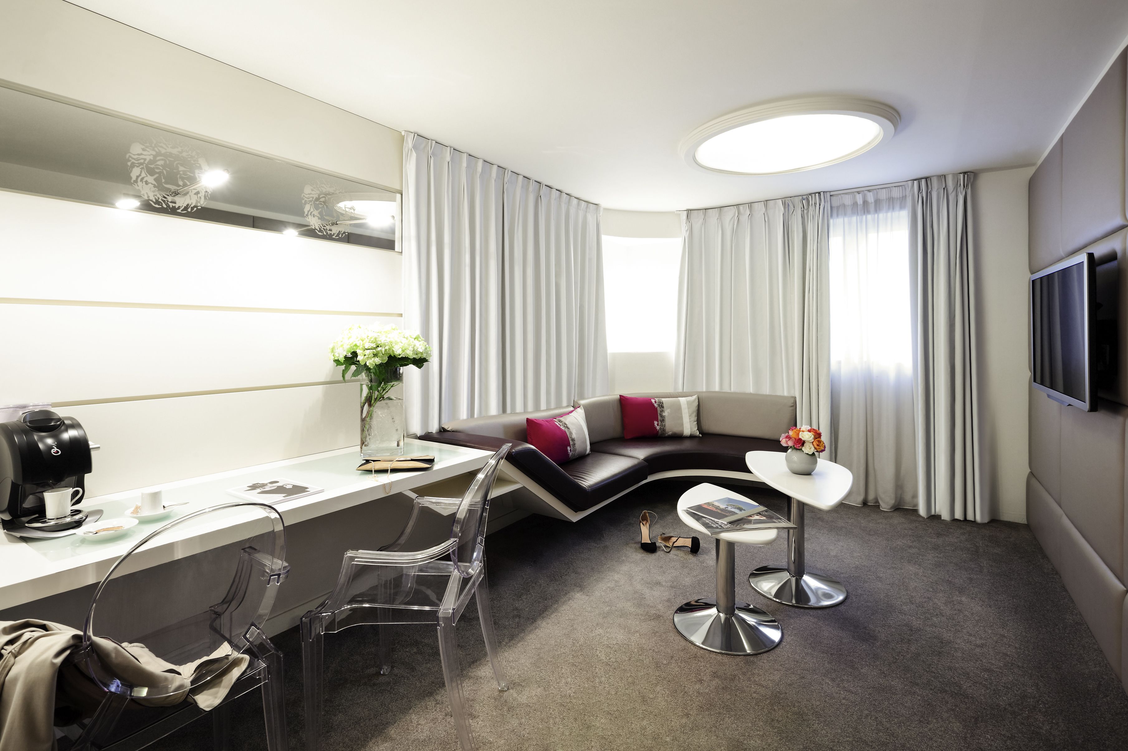 junior suite, 1 king bed, pool view | living area | 32-inch lcd tv with satellite channels, tv