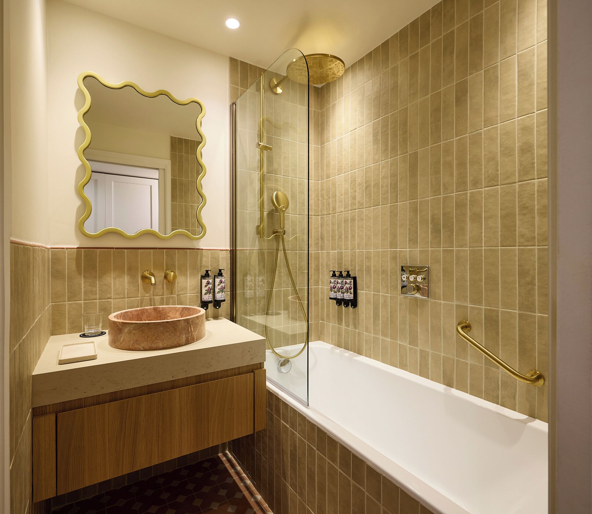 Een moderne badkamer met een vrijstaand bad, een douche met glazen wanden en een wastafel met een rond wastafelbak.