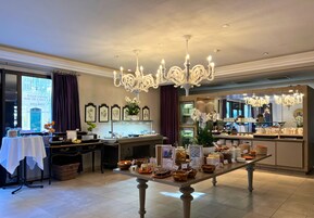 Daily cooked-to-order breakfast (EUR 27 per person)