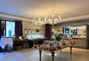 Daily cooked-to-order breakfast (EUR 27 per person)