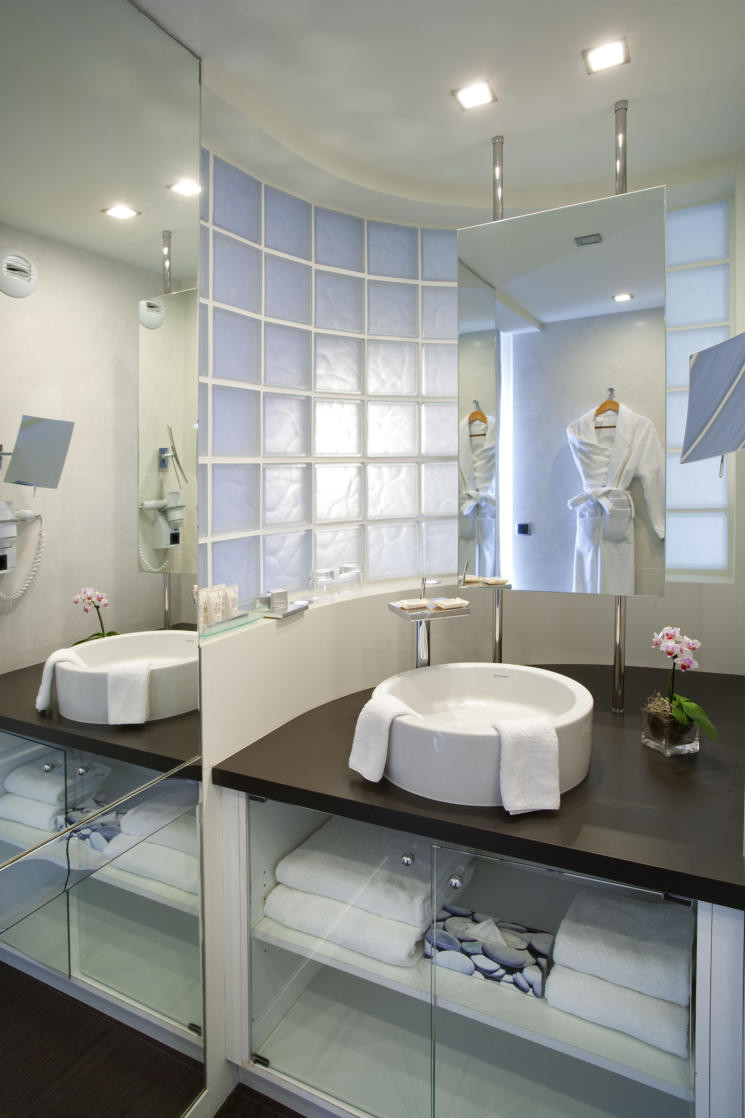 junior suite, 1 king bed, pool view | bathroom | eco-friendly toiletries, hair dryer, bathrobes, slippers