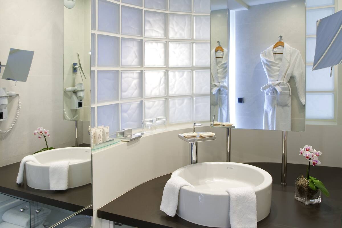 junior suite, 1 king bed, pool view | bathroom | eco-friendly toiletries, hair dryer, bathrobes, slippers