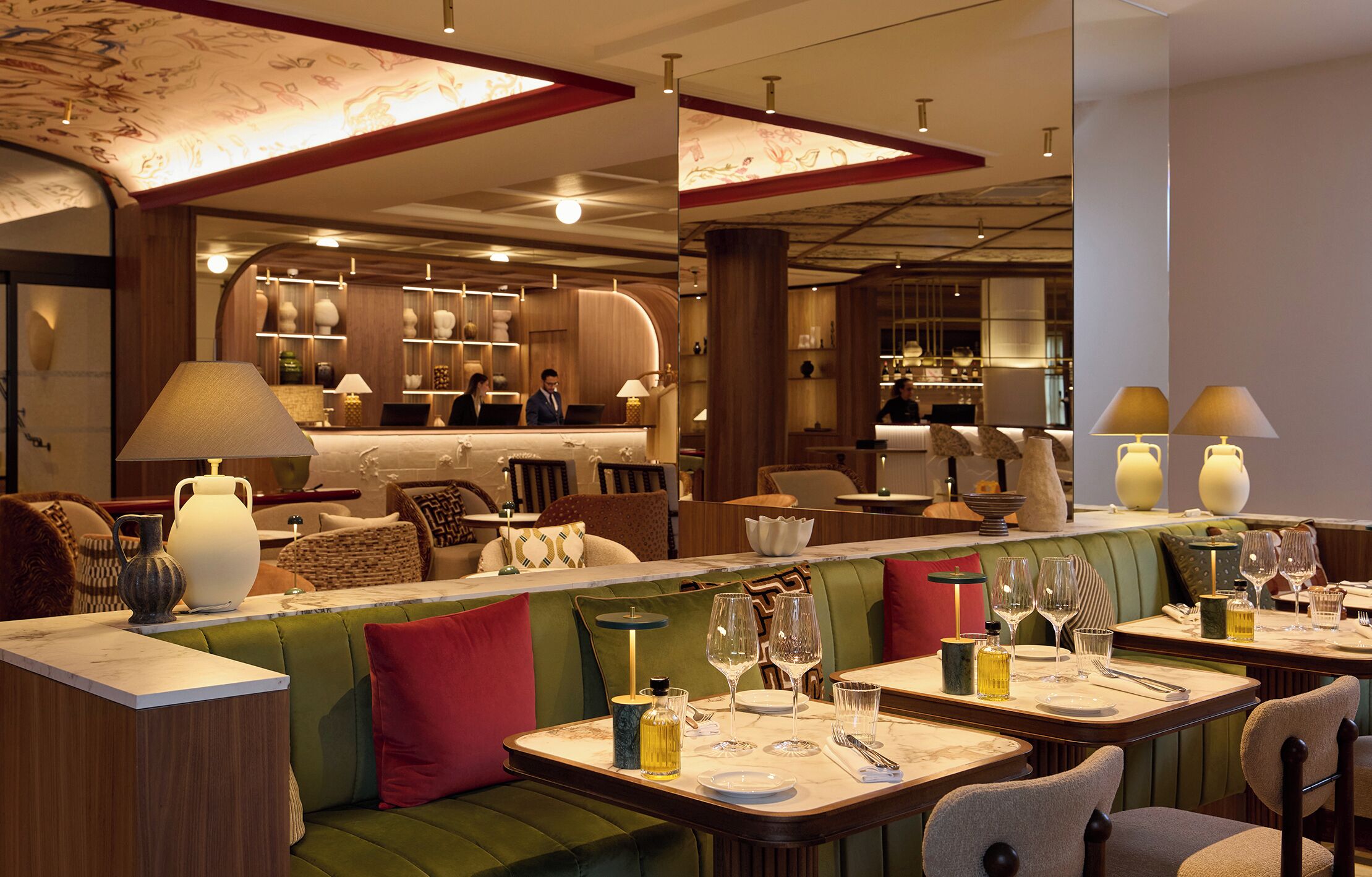 Un restaurant avec des banquettes, des tables et un coin bar.