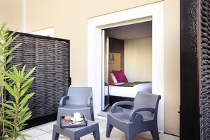 Deluxe-Zimmer, 1 Queen-Bett, Terrasse, Poolblick | Terrasse/Patio