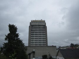 Un edificio alto de varios pisos, con la leyenda 'Highliner Inn'.
