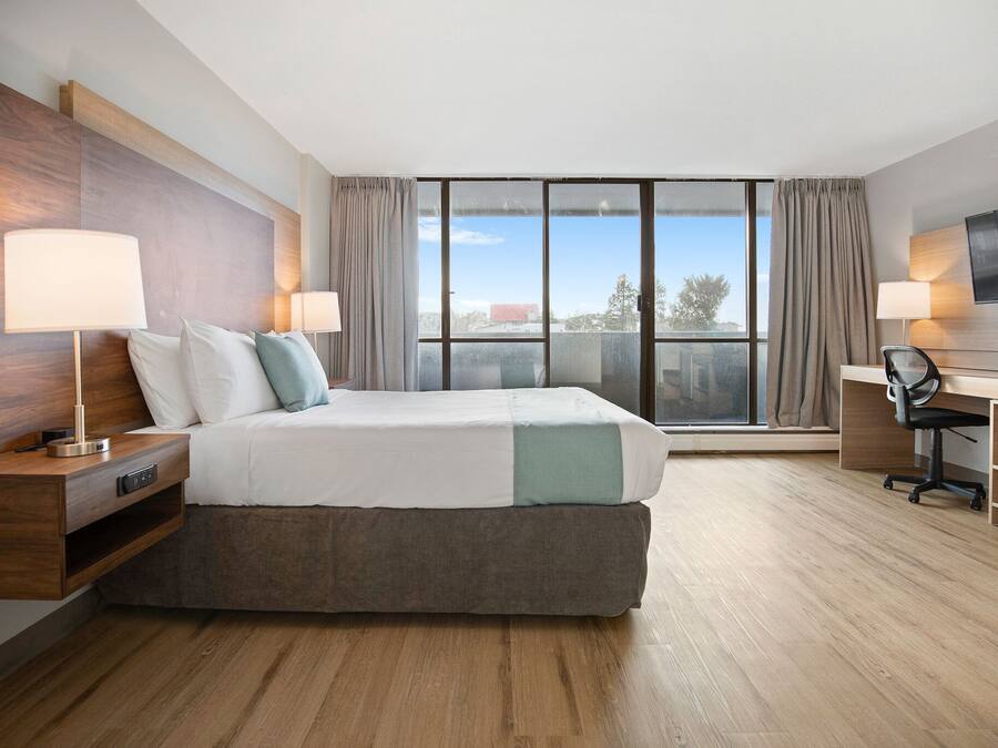 Schreibtisch, Verdunkelungsvorhänge, Bügeleisen/Bügelbrett