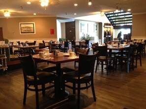 Phục vụ bữa sáng, bữa trưa, bữa tối, đặc sản địa phương 