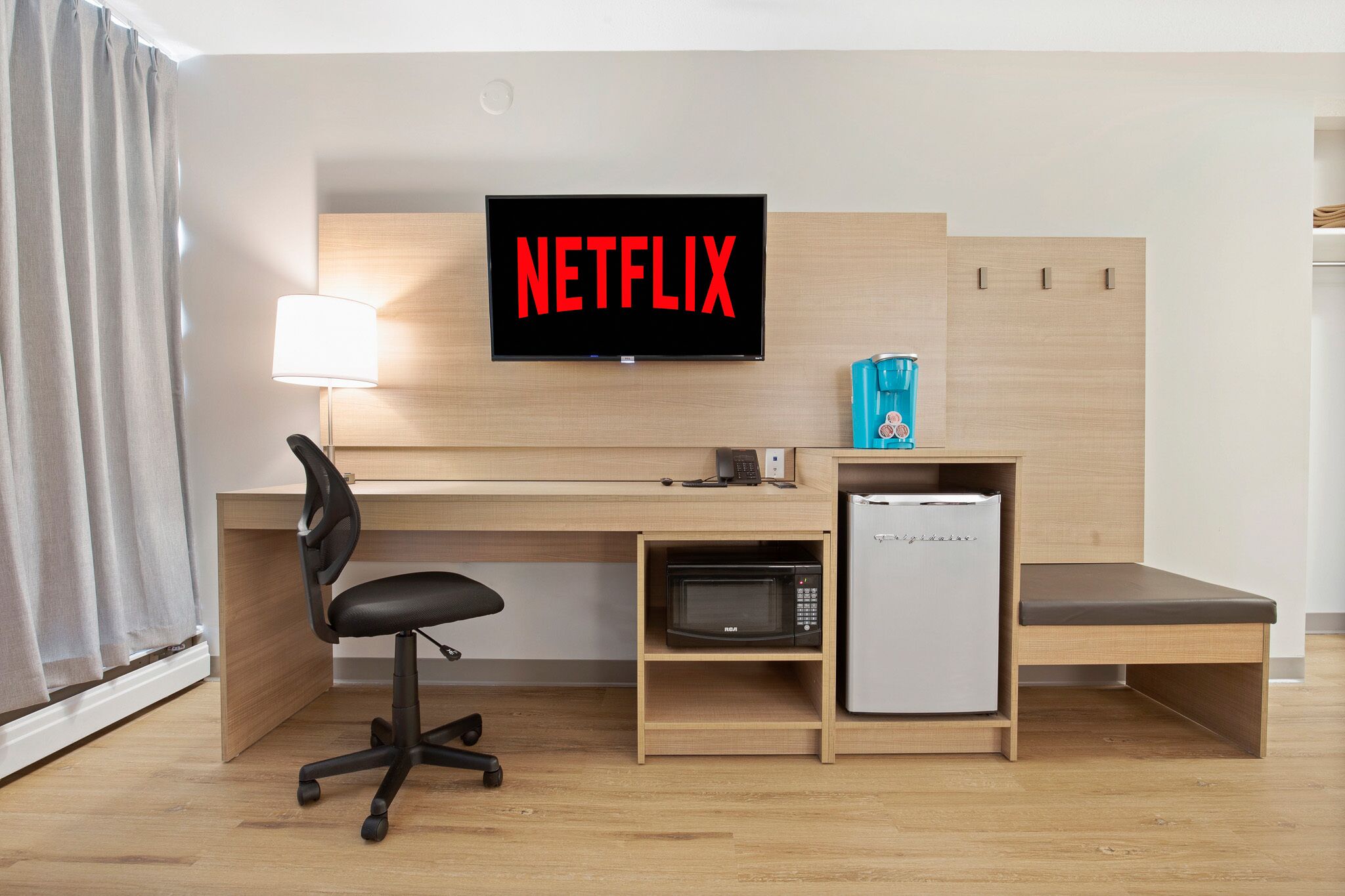 Escriptori, cortines opaques, planxa i posts de planxar i wifi gratuïta 