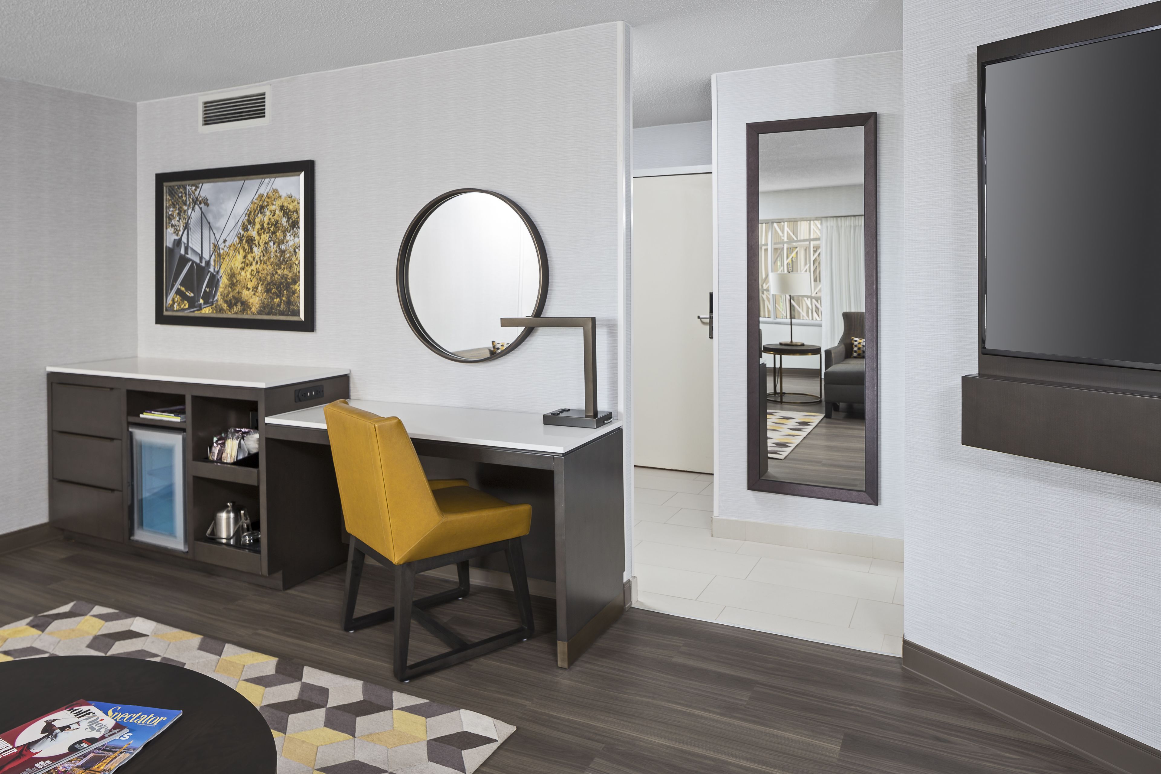 deluxe room, 1 king bed | premium bedding, down duvets, pillow-top beds, in-room safe