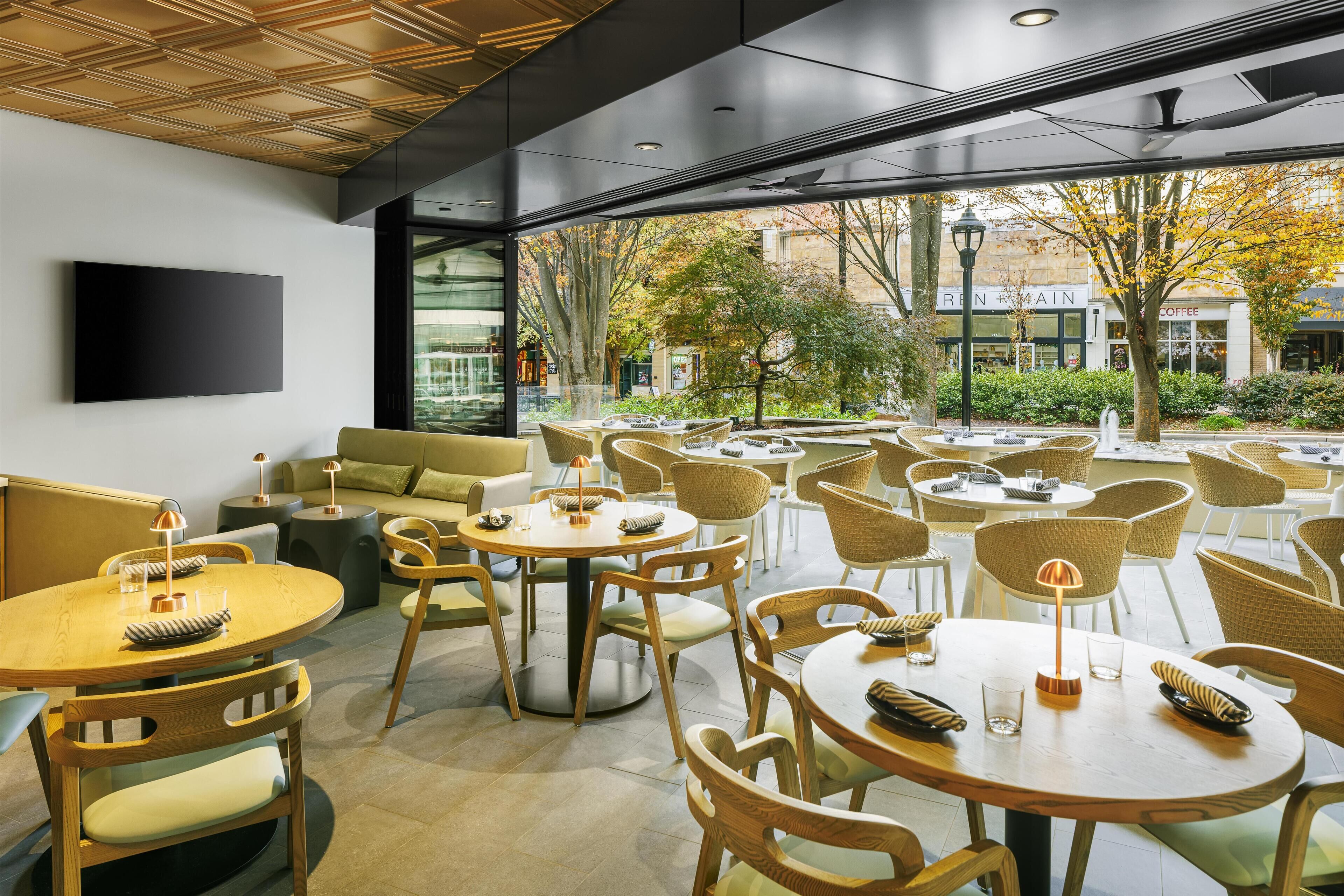 2 restoran, melayani sarapan, makan siang; sajian masakan Amerika