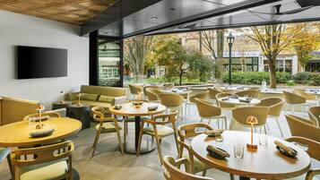 2 restoran, melayani sarapan, makan siang; sajian masakan Amerika