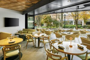 2 restauranter, frokost, lunsj og middag serveres, amerikanske retter