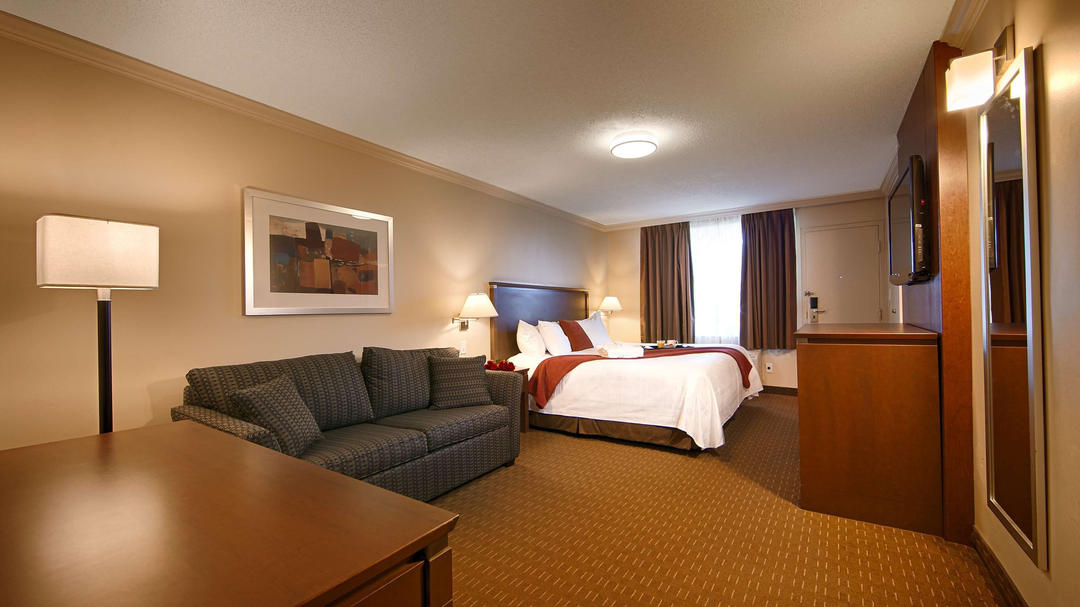 Laptop workspace, blackout drapes, iron/ironing board, free WiFi