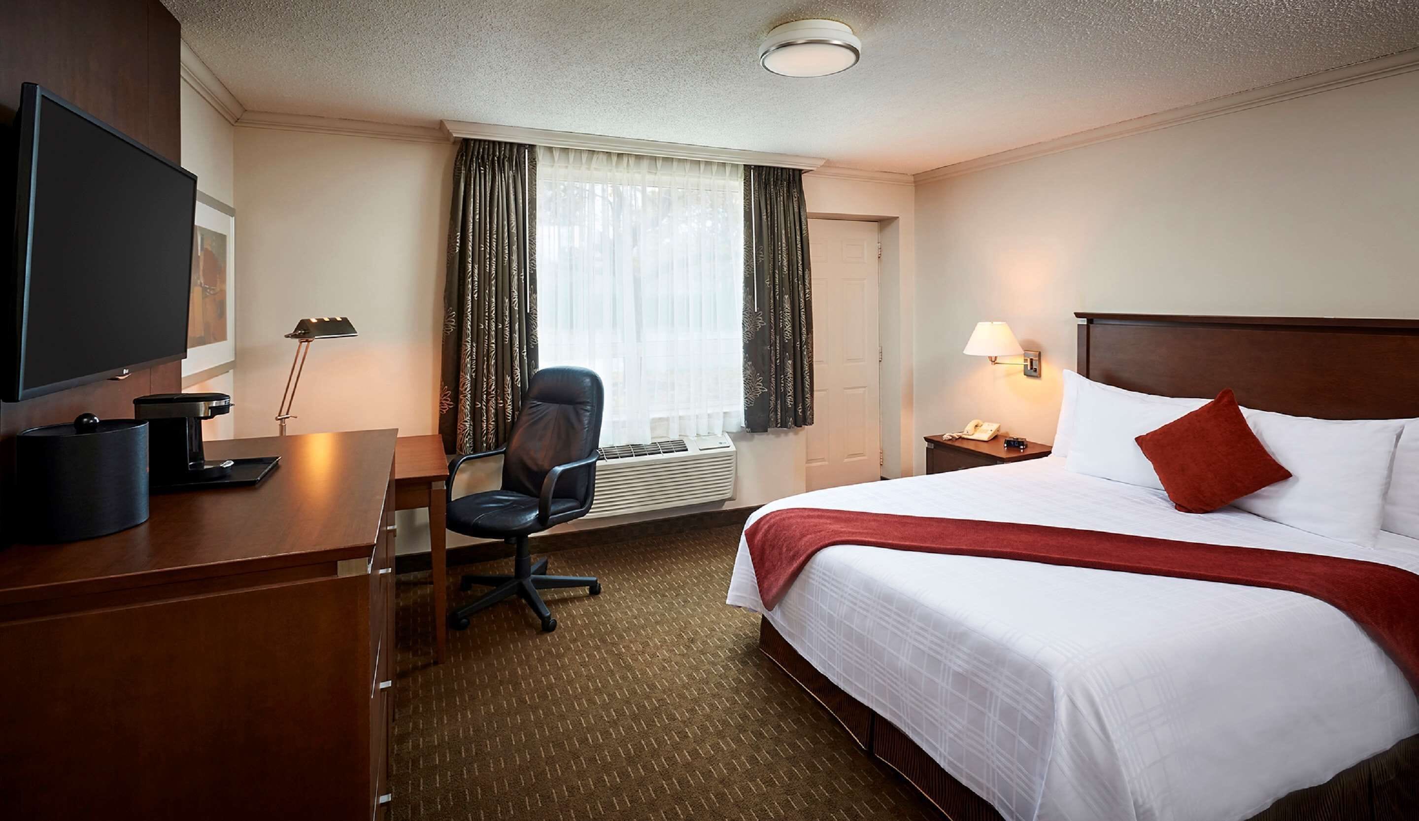 Laptop workspace, blackout drapes, iron/ironing board, free WiFi