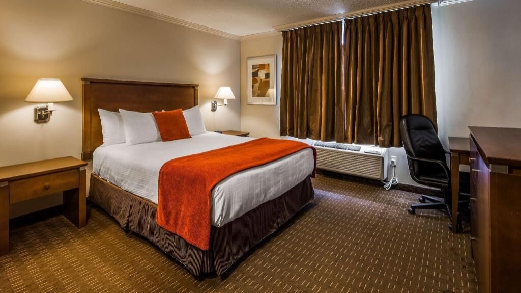 Laptop workspace, blackout drapes, iron/ironing board, free WiFi