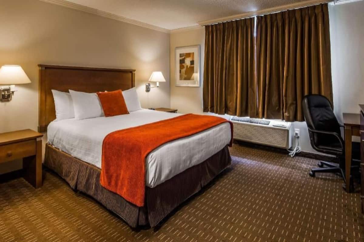 Laptop workspace, blackout drapes, iron/ironing board, free WiFi