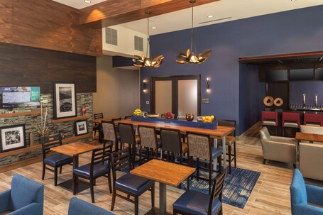 Hampton Inn Suites Asheville Biltmore Village - Image 9