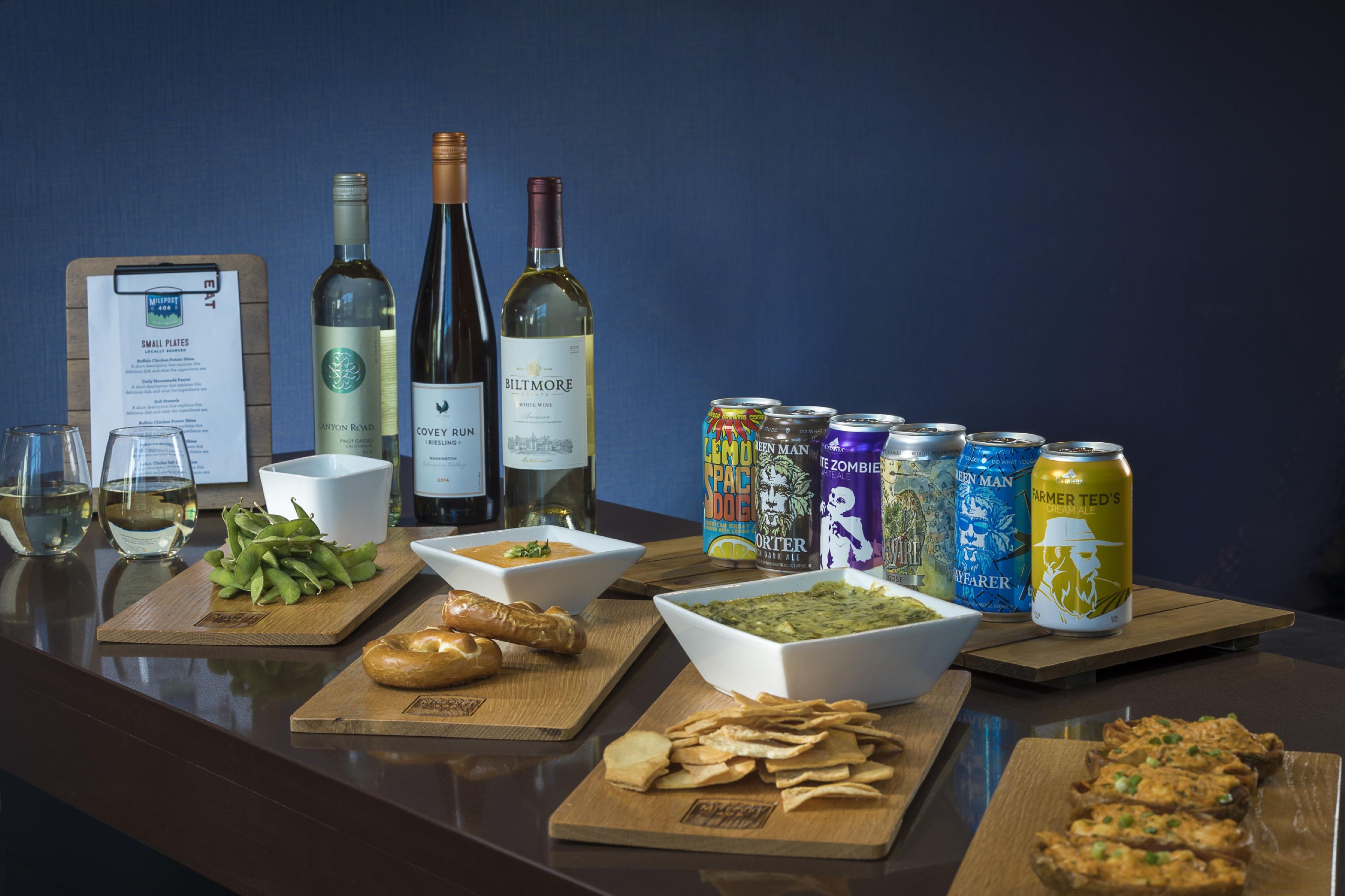 Une table où sont disposés divers aliments, des boissons et un menu.