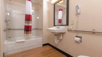 Une salle de bain avec une baignoire, un lavabo, un miroir et des toilettes.