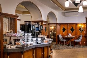 Café da manhã com buffet todos os dias (EUR 21 por pessoa) 