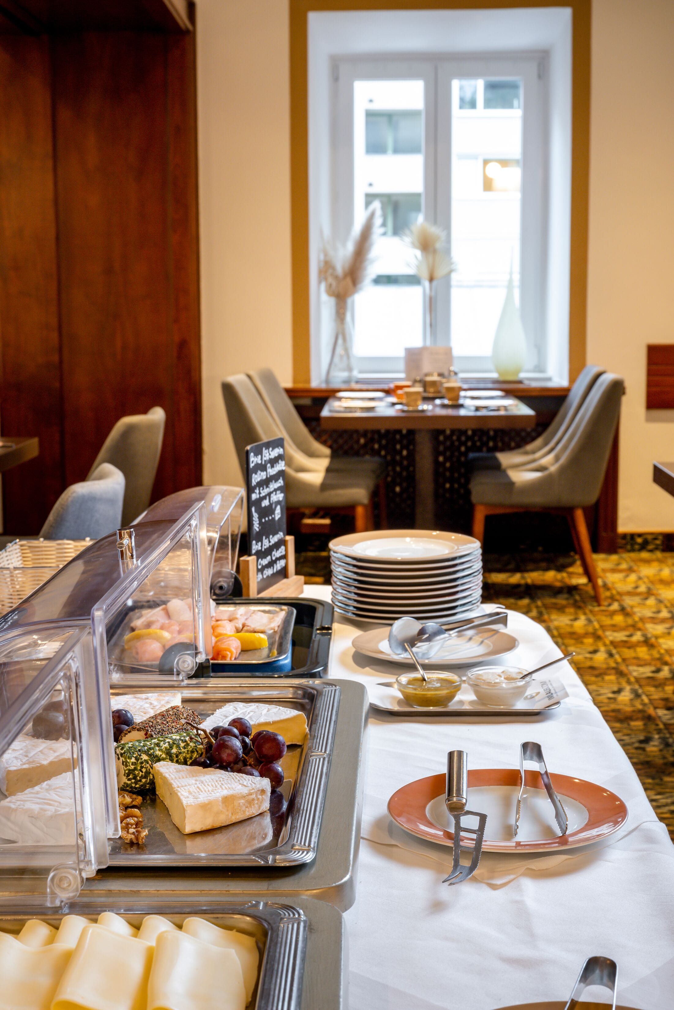daily buffet breakfast (eur 25 per person)